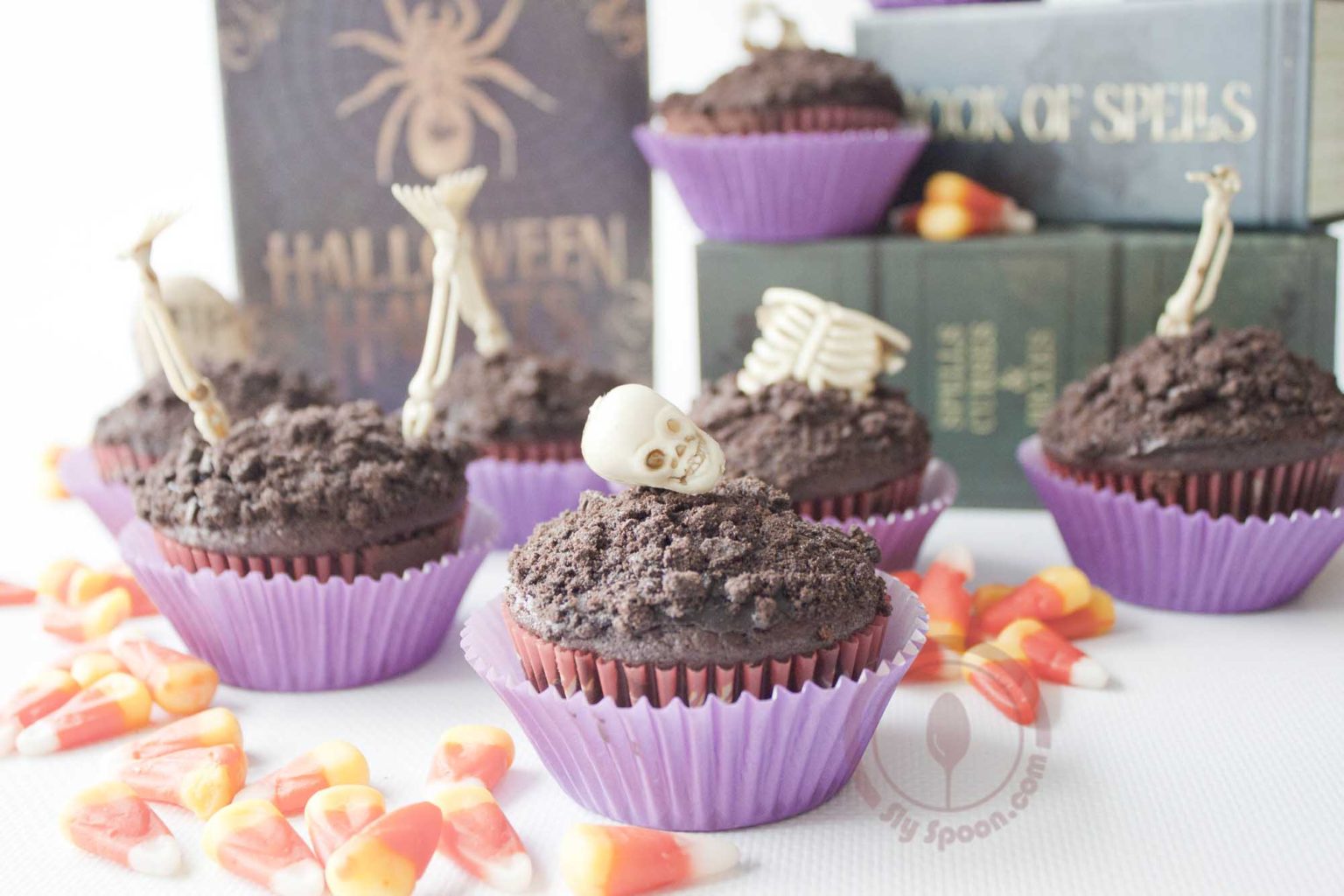 Easy Graveyard Cupcakes