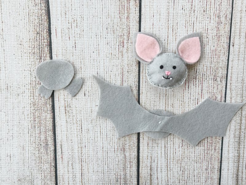 adding the wings with a knot stitch in the back of the wings