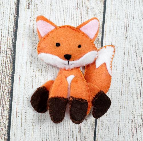Free Printable Pattern for an Easy Beginner Friendly Felt Fall Fox sewing project for kids and adults